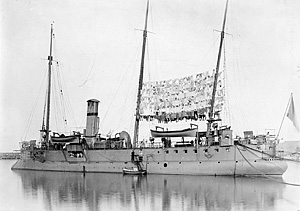 Historical photo of French torpedo cruiser Faucon drying laundry at Oran