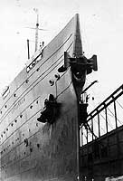 Photo #  NH 105535:  Bow of S.S. Leviathan, showing anchors